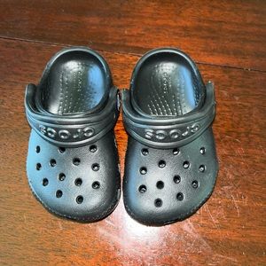 Black Baby crocs size 4